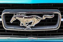 Mustang-Logo im Kühlergrill eines 1967 Ford Mustang