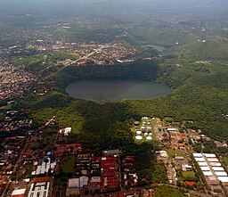 Laguna de Asososca omgiven av skog och stad