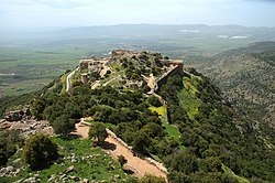 Celkový pohled na hrad Nimrod, v pozadí Chulské údolí