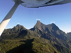 Vue aérienne annotée du mont Orohena, du Pito Hiti et du mont Aorai à l'aplomb de la vallée de Papenoo.