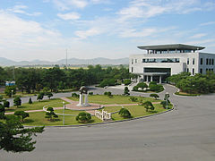 Дом мира, трехэтажное здание на южнокорейской стороне ОЗБ, построенное в 1989 году, используемое для невоенных дипломатических встреч.