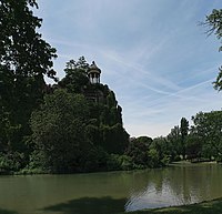 Paris, parc des Buttes-Chaumont. Vue du lac ; à gauche, l'île du Belvédère.