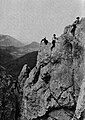 Seilschaft auf der Formation Hahnenkamm des Peilsteins (um 1908)