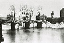 Le premier pont avant 1884, avec en arrière-plan l'église de l'Abbaye de Beaurepart.