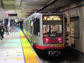 S Маршрутный поезд на станции Embarcadero, октябрь 2017.JPG