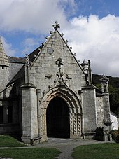 Photographie d'un porche d'église en granite