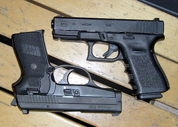 English: SiG P-239 pistol GLock-19 9mm