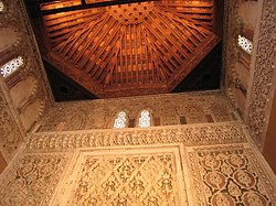 Interior, detalle del muro y del artesonado del techo