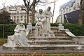 Marmormonument von Jean-Paul Moreau-Vauthier für Madame Boucicaut und Madame de Hirsch (1914) am Square Boucicaut, Allée Pierre-Herbart (Paris).