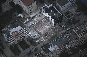 Widok z lotu ptaka na zawalony budynek w Durrës