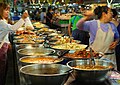 泰国清迈Thanin Market的一个摊档正贩卖预先准备的熟食。售卖食物的摊档在东南亚随处可见
