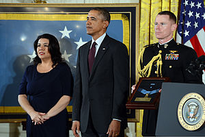 Tina Duran-Ruvalcaba, foriris, la Medalo de Honoro akceptas nome de ŝia malfrua patro, U.S. Army Spc.
Jesus S. Duran, de prezidanto Barack Obama dum ceremonio ĉe la Blanka Domo en Washington, D.C., la 18-an de marto 140318-D-DB155-011.jpg