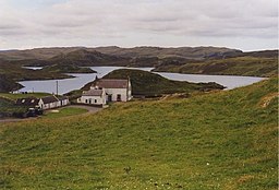 Vementry Farm, på Mainland, med ön Vementry i bakgrunden