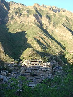 Vy över den historiska bergsbyn Cuandixia väster om Peking.