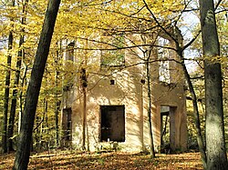 Ruiny loveckého letohrádku v bažantnici u obce Zahrádky na Českolipsku (říjen 2017)