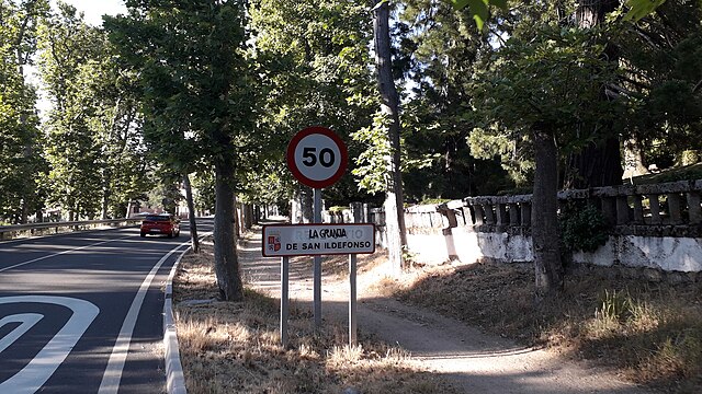 Señal de entrada al núcleo de La Granja, principal núcleo del municipio, corregida vandalicamente