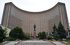 Здание гостиницы и памятник Шарлю де Голлю, июль 2016 года