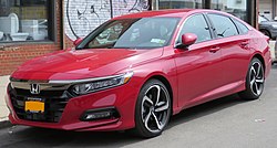 Egy Honda Accord személygépkocsi szemből