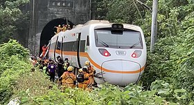 La rame Taroko Express déraillée vue de l'extérieur de l'entrée du tunnel.