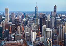 La tour entre l'Aon Center (à gauche) et la Willis Tower (à droite) depuis le 875 North Michigan Avenue.