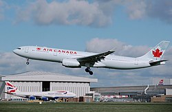 'n Air Canada Airbus A330-300 wat in Londen by Heathrow Lughawe land.