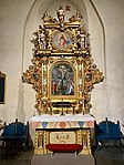 Altaret med altartavlan är en gåva som riksrådet Anders Torstensson år 1661 skänkte till Länna kyrka.