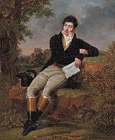 En un paisaje se ve a un hombre sentado, ligeramente recostado sobre el lado izquierdo, con un papel en la mano. Lleva chaqueta oscura, pantalón gris y botas hasta la rodilla negras por abajo y marrones por arriba.