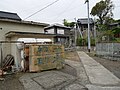 外来者向け猫エサやり場。港から数分。奥は青島神社。