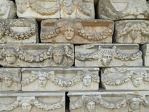 Detalj drevnog friza portika Tiberija (Afrodizija, Turska)