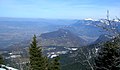 L'anticlinal du Ratz vu dans la longueur depuis le Bec de l'Orient au sud-ouest, montrant le plateau du Grand-Ratz dans le prolongement de la dent de Moirans, les deux reliefs étant séparés par la cluse de Voreppe.