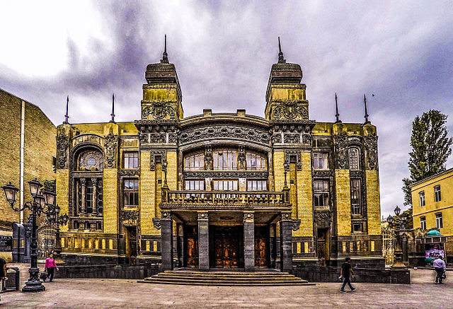 Description de l'image Azerbaijan State Academic Opera and Ballet Theatre main façade, 2015.jpg.