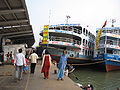 Grandes embarcaciones que esperan en Sadarghat en el Buriganga para diferentes destinos en Bangladesh.