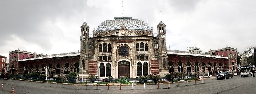 Widok na dworzec kolejowy İstanbul Sirkeci, stacja końcowa linii Paryż – Konstantynopol.