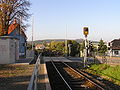 Achteck-Betonschalthaus an einem Bahnübergang