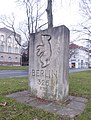 Berliner Meilenstein von 1960 in Göttingen (Berliner Straße, Ecke Heinz-Erhardt-Platz, Bildhauer Georg Schorn).[7]