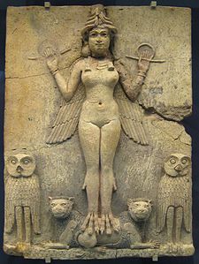 La Reina de la nit Ixtar ?), sobre el relleu Burney. Museu Britànic
