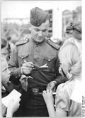 Автограф советского солдата, в пилотке и гимнастёрке, на память немецким девочкам, Берлин, 1951 год