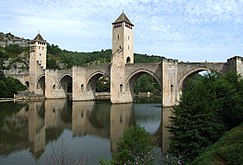 Puente Valentré (1231) en Cahors, sobre el río Lot