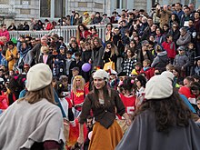 Photographie en couleurs d'une danse traditionnelle costumée.