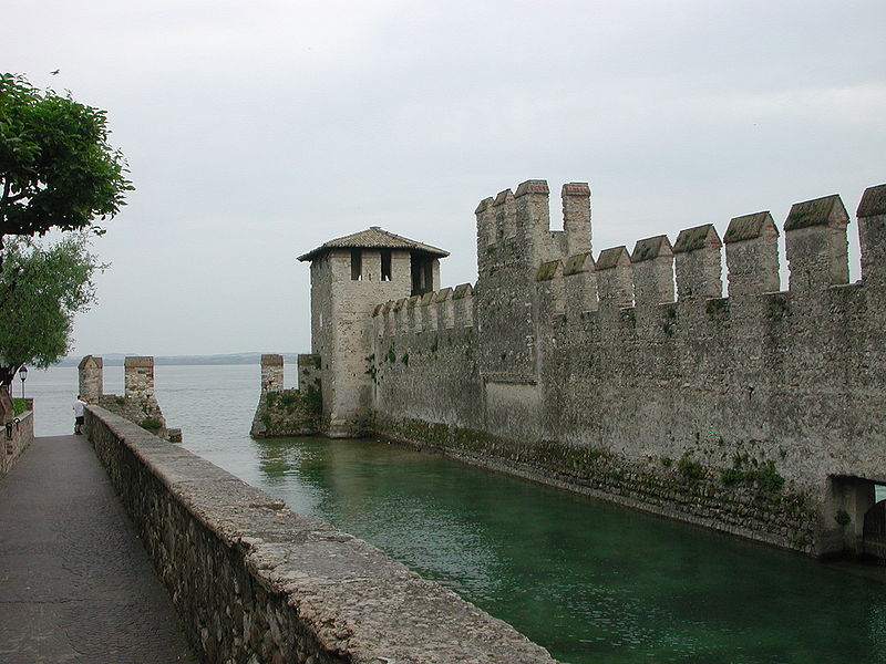 Файл:Castello in Sirmione.JPG