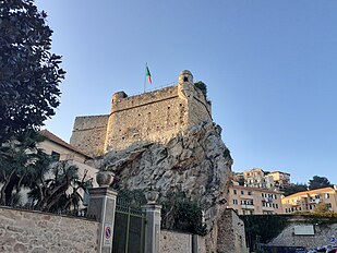 Castellu da Pria (A Prìa), Vista daa ciassa
