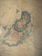 Plan de la forteresse hollandaise vers 1854-1855. Un canal coupe le méandre de la Sambre qui deviendra le boulevard Tirou.