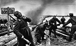 Радянські солдати готують плоти для форсування Дніпра, 1943 рік