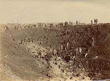 The crater created by the dynamite explosion (looking west) at Braamfontein on 19 February 1896 DieGatVeroorsaakDeurDieDinamietOntploffingWestelikeRigtingTeMaraisburg19Februarie1896.jpg