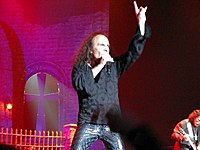 Ronnie Dio, agitando la mano cornuta, concierto con Heaven and Hell, 2007.