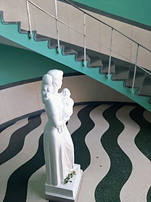 Vista lateral de escultura, entrada y escaleras. Hospital Diez de Octubre antes Hospital Hijas de Galicia. La habana 2019.