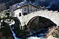 Der Turrite Cava an der Ponte della Dogana im Ortszentrum von Fabbriche di Vallico, links das ehemalige Zollhaus