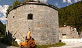 Sul lato nordorientale sono ancora visibili sul muro i lineamenti del tetto del vecchio cofano fiancheggiante.