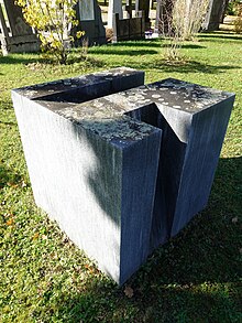 Friedhof Allschwil. Plastik 1986, Symbolik. Von Markus Grossenbacher (* 14. Mai 1930). Allschwiler Kunstverein: Kunstwerken auf der Spur. Allschwiler Skulpturenpfad, 2021