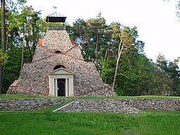 Friedrich Wilhelm Carl von Schmettaus pyramid, uppförd 1784 vid Garzaus slott.